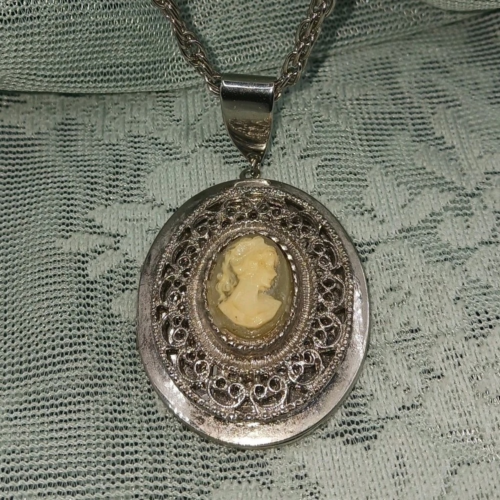 Vintage Large Silver Tone Oval Cameo LOCKET Pendant Chain Necklace